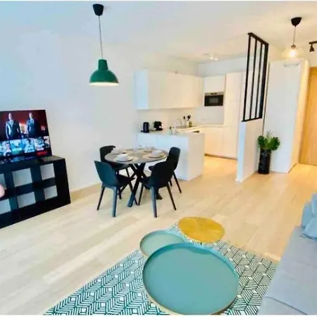 Beautiful One Bedroom In Center W Terrace & Parking Apartment *