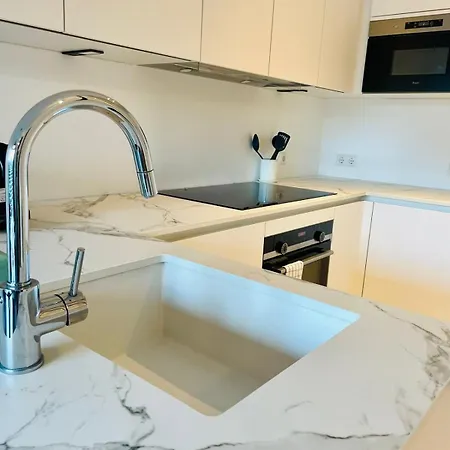 Beautiful One Bedroom In Center W Terrace & Parking Appartement *