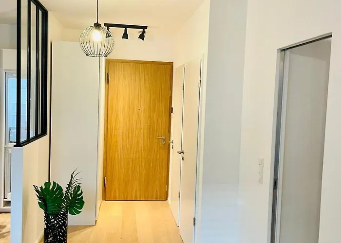 Beautiful One Bedroom In Center W Terrace & Parking *