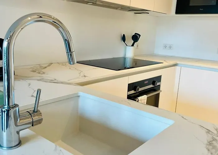 Beautiful One Bedroom In Center W Terrace & Parking Apartament *