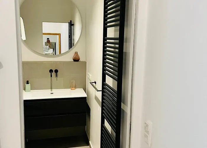 Beautiful One Bedroom In Center W Terrace & Parking